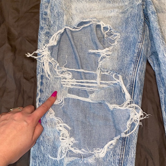 Size 10 Long American Eagle Distressed Light Wash Mom Jean - Picture 6 of 8